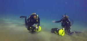 2 man discussing about Use an Underwater Scooter 