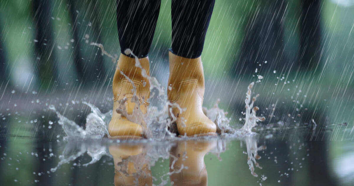You are currently viewing Waterproof Vs Water Resistant Boots: 6 Key Differences
